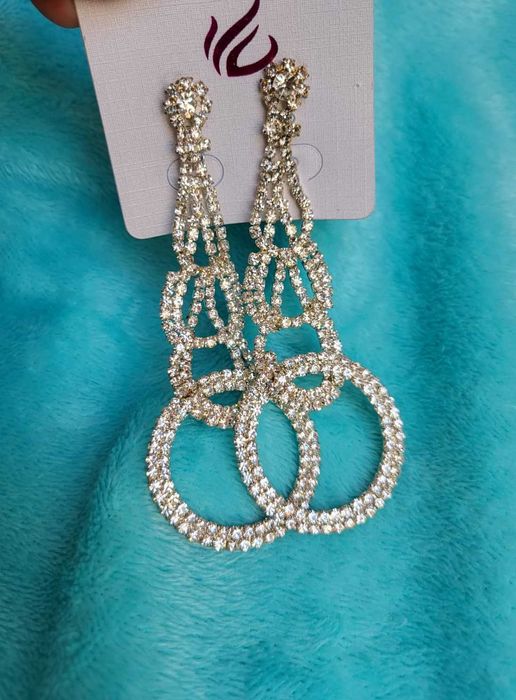 długie kolczyki z cyrkoniami