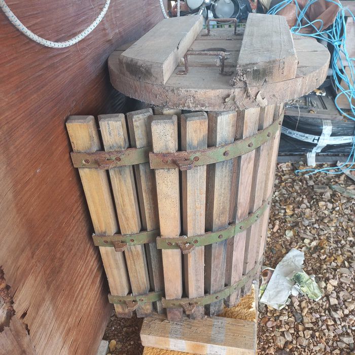 Vende-se prensa de uvas completa.