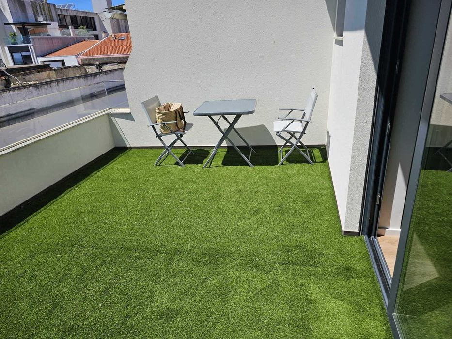 Colocação de relva sintética