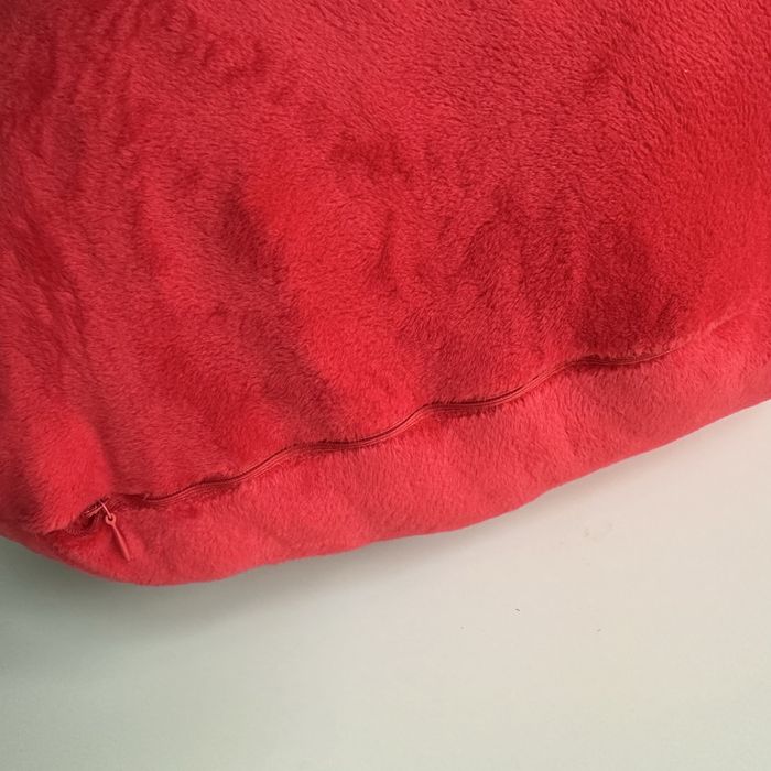 Duża poduszka dekoracyjna HDRÈY czerwone usta 78 × 51 cm