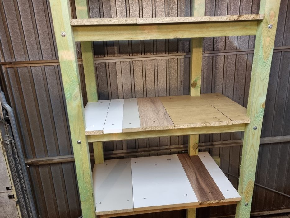 Regaly drewniane 140 ,-