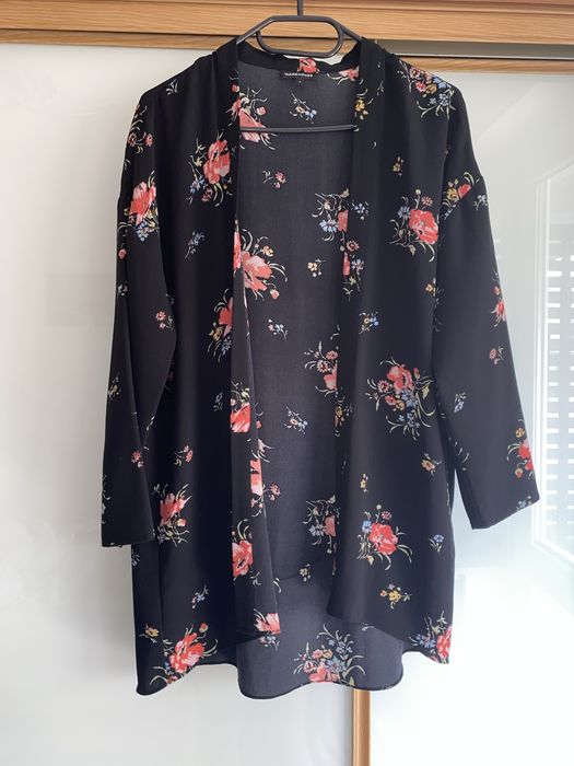 Czarna narzutka w kwiatki