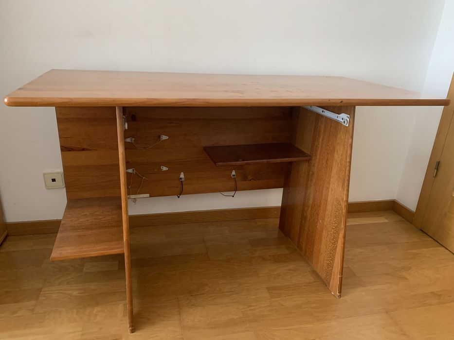 Secretária em madeira maciça