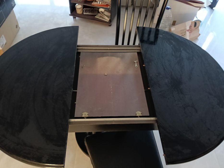 Mesa de sala extensível preta em muito bom estado.