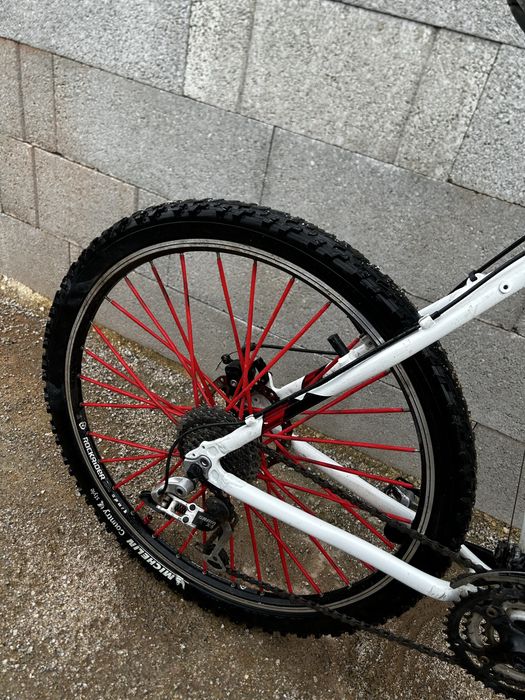 bicicleta btt  equipada com material sram