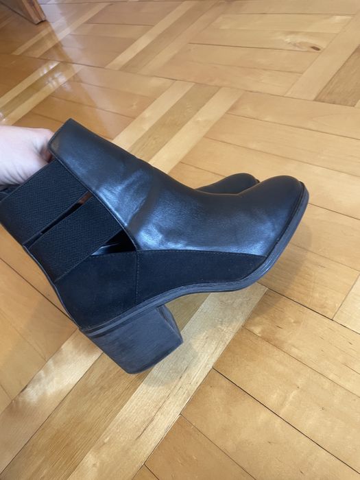 Botki na słupku czarne Bershka