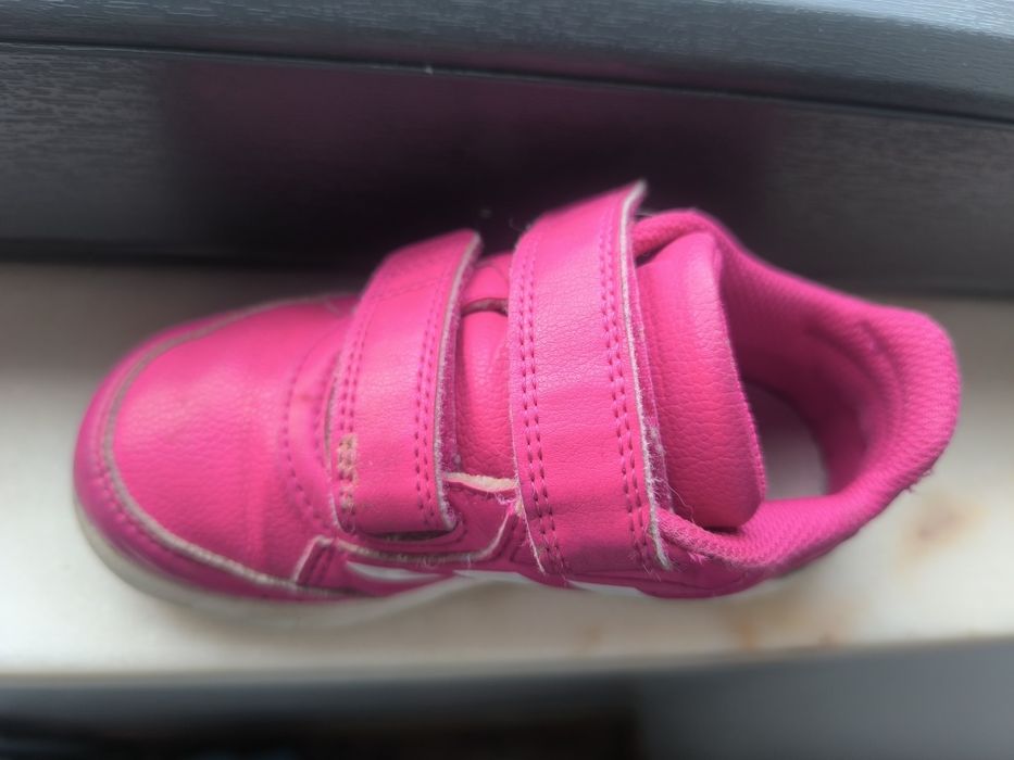 Tênis para menina Adidas tamanho 26