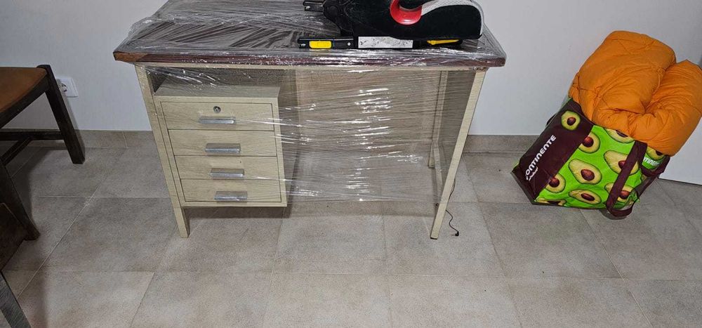 Três SECRETÁRIAS antigas