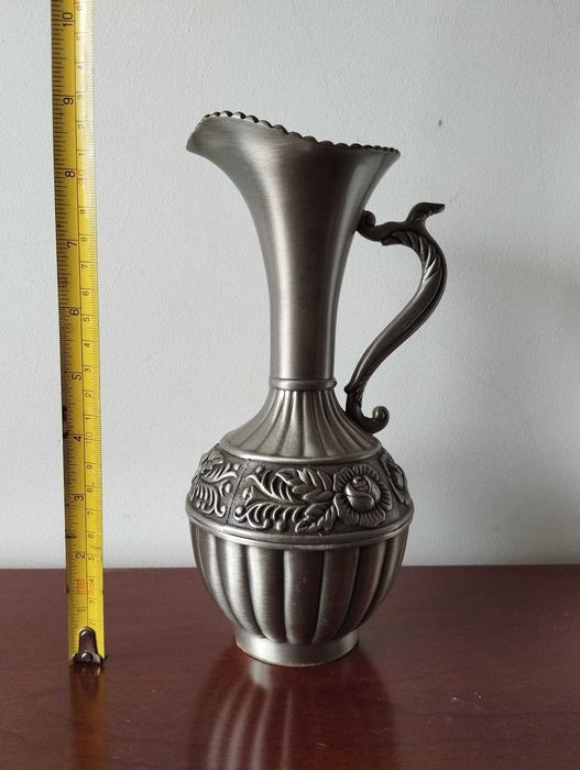 Jarro Ornamentado em Estanho
