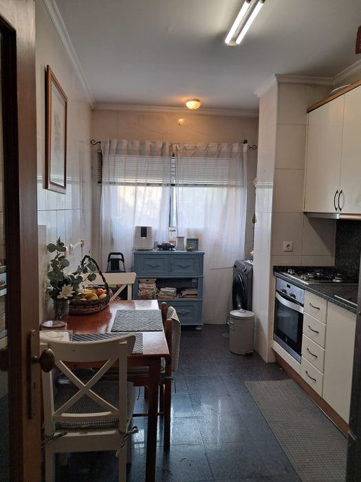 Vendo excelente T2 com garagem e 2 elevadores  em Santa Marinha, em frente ao apeadeiro  de comboio de Coimbrões