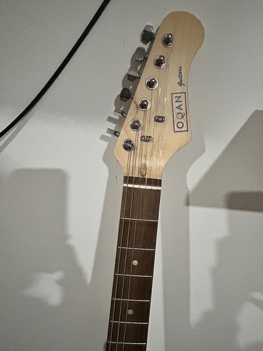 Guitarra elétrica com OFERTA de saco de transporte