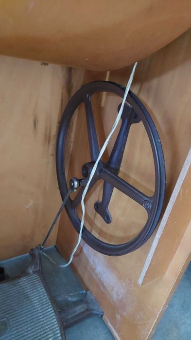 Máquina de costura Singer com armário