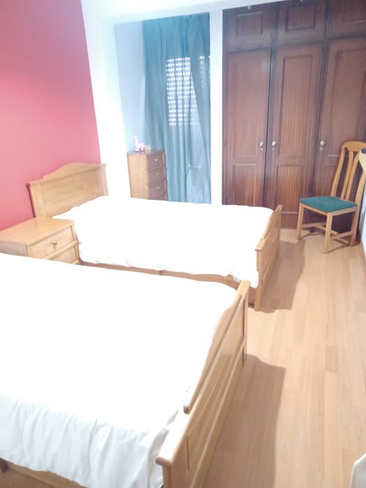 Mobília de Quarto em Pinho