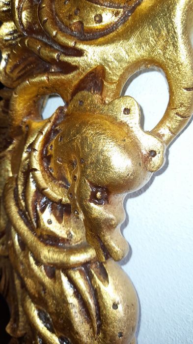 Moldura com acabamento folha de ouro