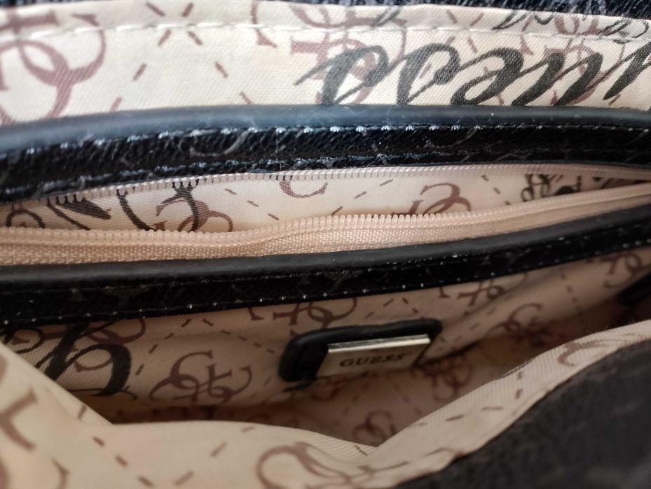 torebka GUESS czarna złote napisy pasek z łańcuchem