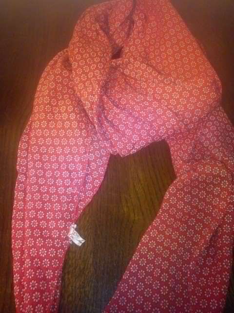 apaszka w kolorze malinowym w drobne kwiatki, miła chustka pod szyje