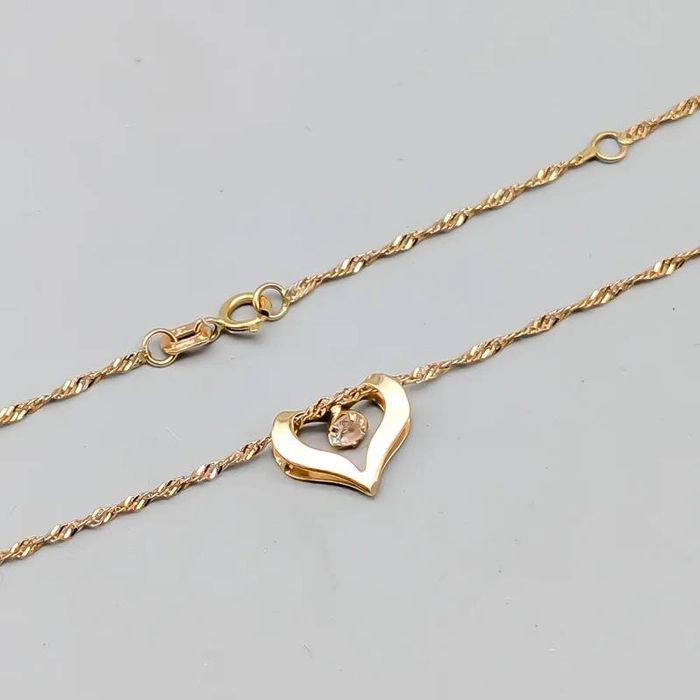 Corrente Singapura de 45 cm em ouro com coração e pedra branca; 18 qui