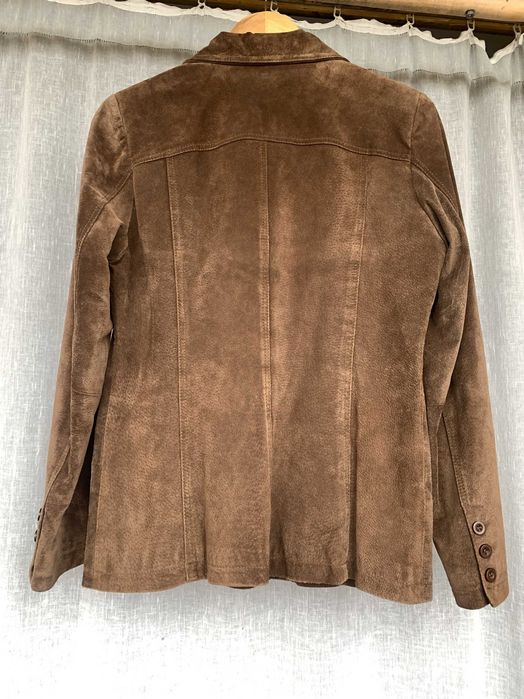 замшевий жіночий жакет коричневого кольору