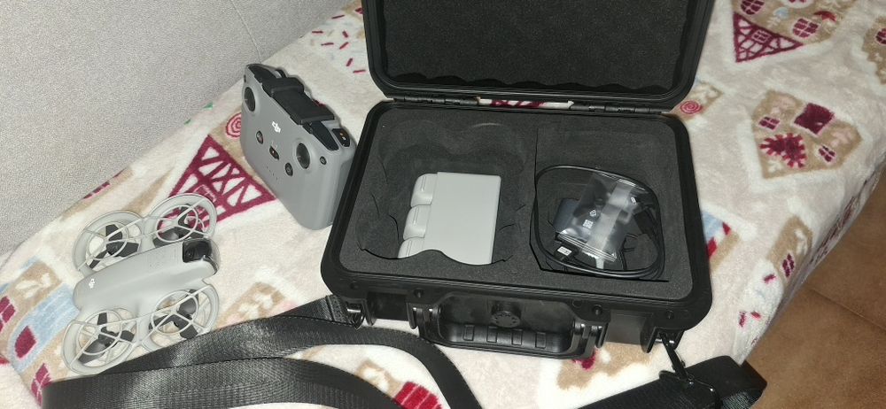 Dji neo + comando e acessórios e bolsa de transporte.