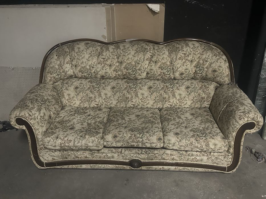 Sofá Cama de casal com excelente estofo e madeira