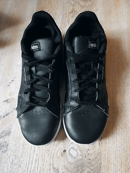 Buty Adidas Roguera inspirowane stylem fitness z lat 80 tych