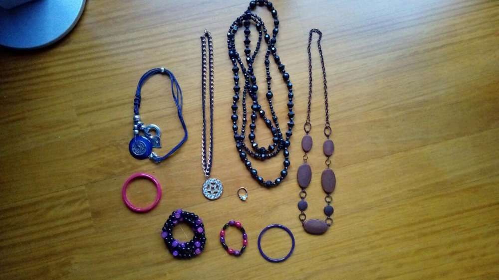 Colares,pulseiras e anel com portes