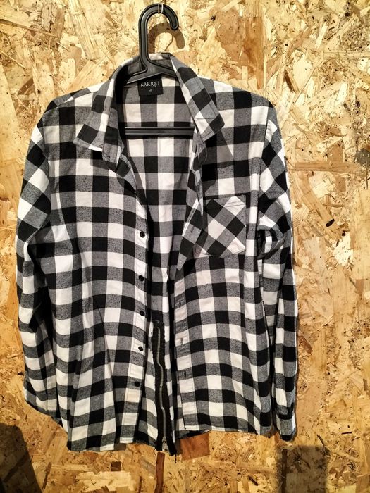 Camisa de quadrados pretos e brancos