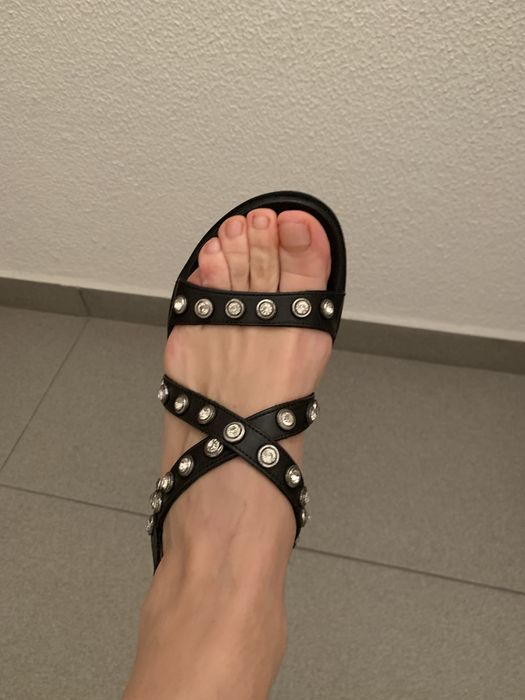 Sandálias em pele, preto, marca DROPP