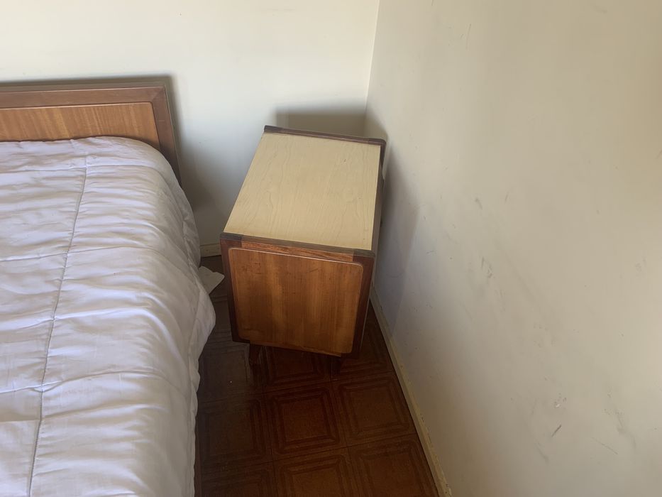 Cama de solteiro com mesa de cabeceira antiga vintage