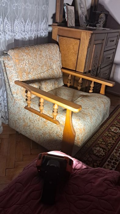 Диван, два крісла м'які великі і 4 крісла менші