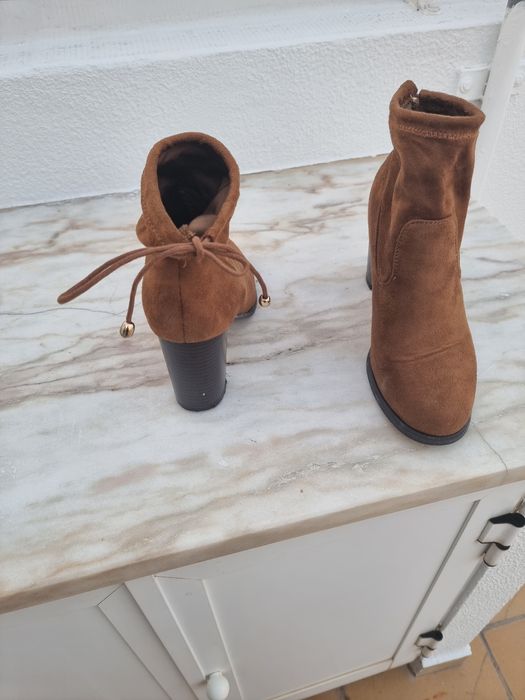 Botas castanhas novas