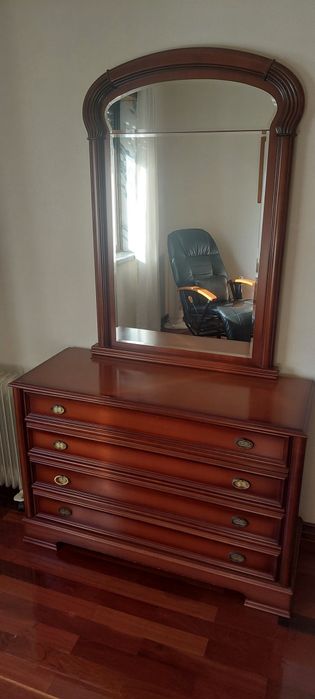 Mobilia de quarto completa em madeira de Nogueira