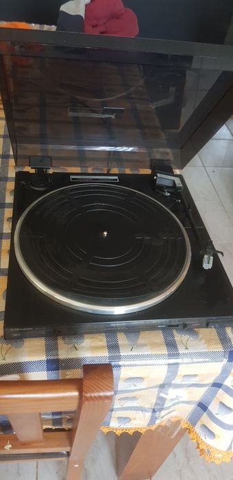 Aparilhagem pionner com gira discos, trabalha com rádio