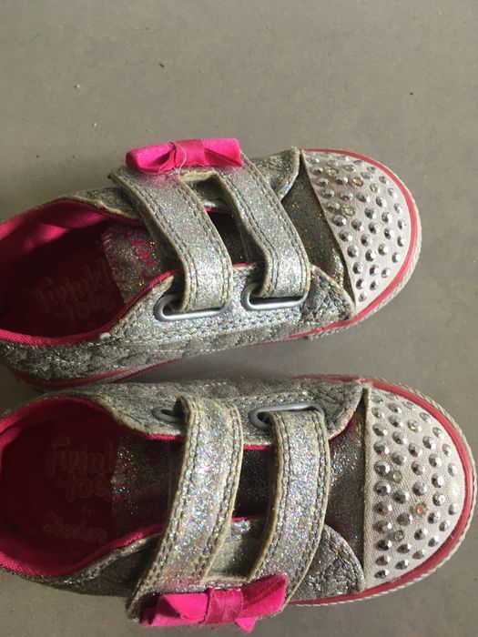Tenisówki Skechers świecą