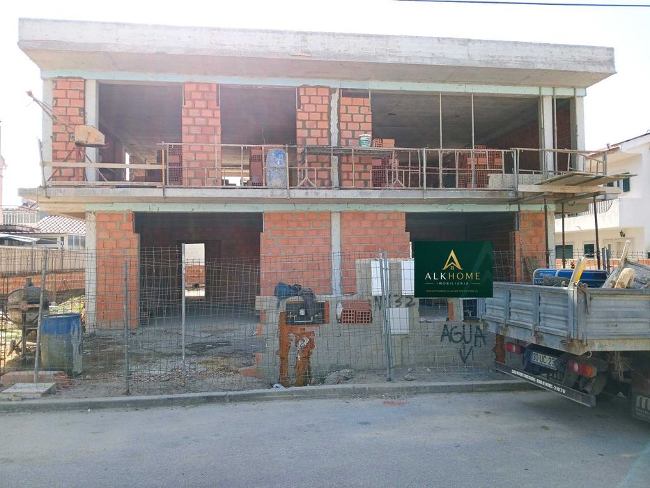 Linda Moradia T3+1 com suíte - Área Central de Fernão Ferro
