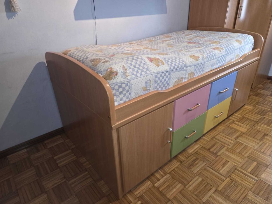 Cama alta com gavetas e portas