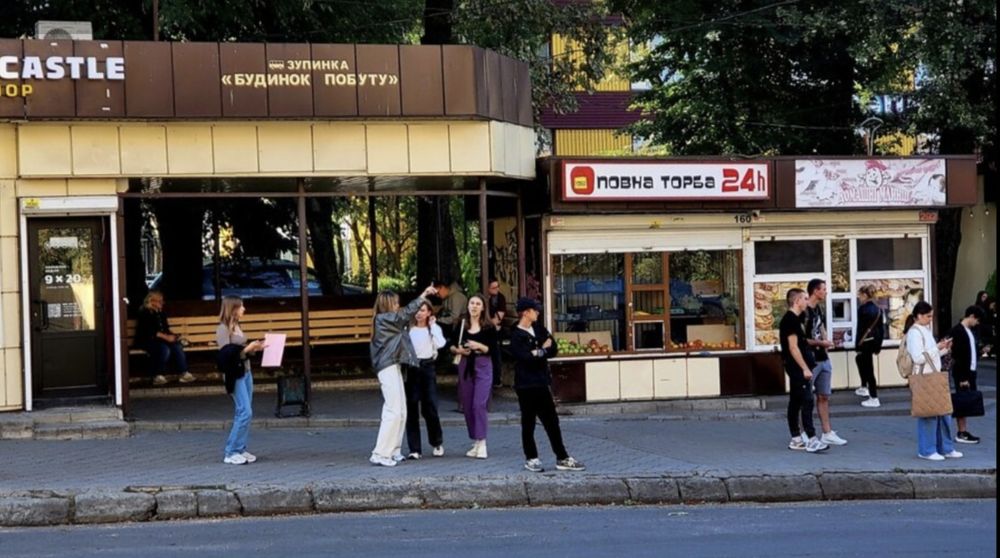 Фасадне приміщення на зупинці!