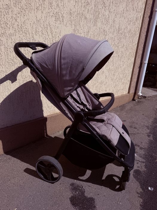 Прогулянкова коляска Carrello Bravo