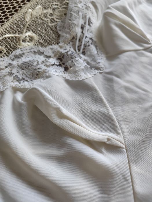 Halka z koronką do kolan na nieregulowane ramiączka rozm 44D. Triumph.