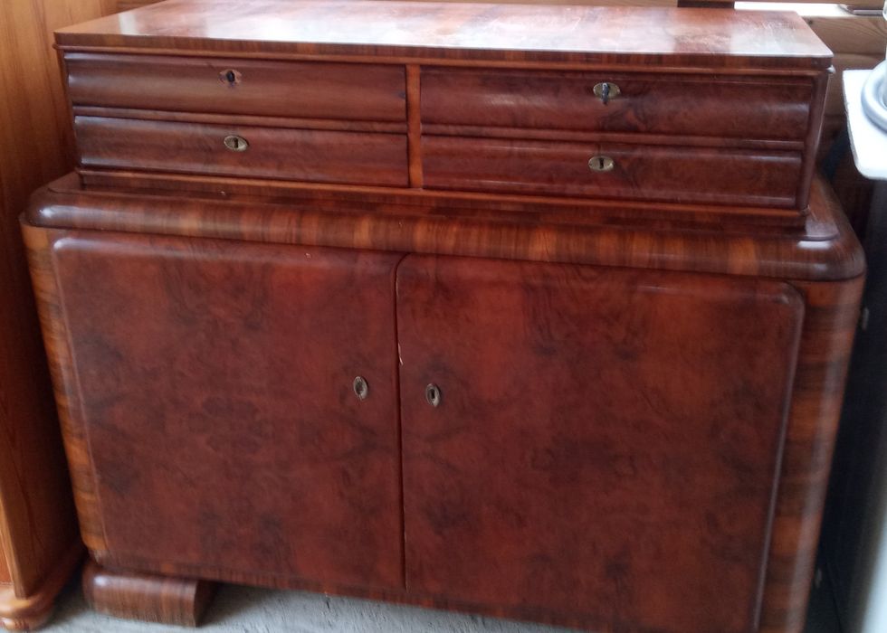 Stara komoda z drewna