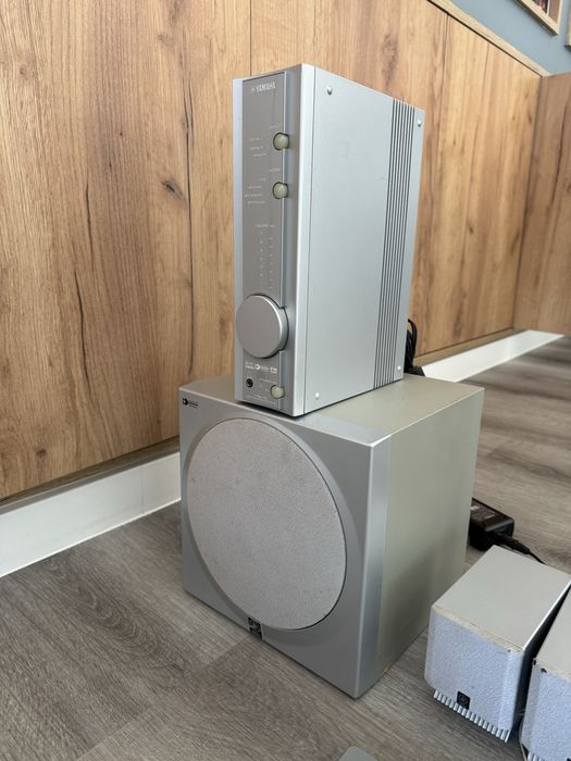 Amplificador de som e colunas