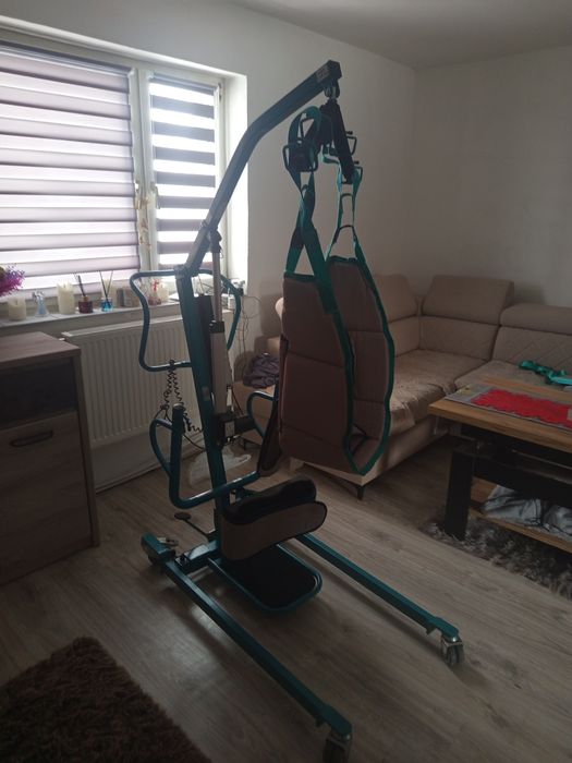 Podnośnik do kąpania i przebierania dla osób niepełnosprawnych