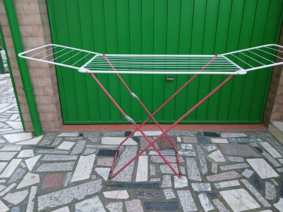 Estendal prático de abrir e fechar para fácil arrumação. Com pouco uso