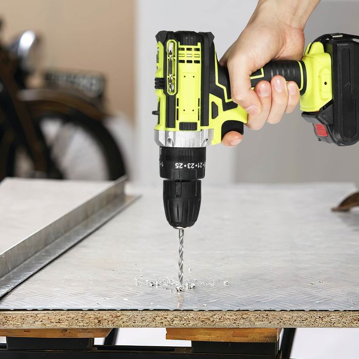 Aparafusadora 28V em Amarelo + 2 Baterias + Acessórios + Mala (Novo)