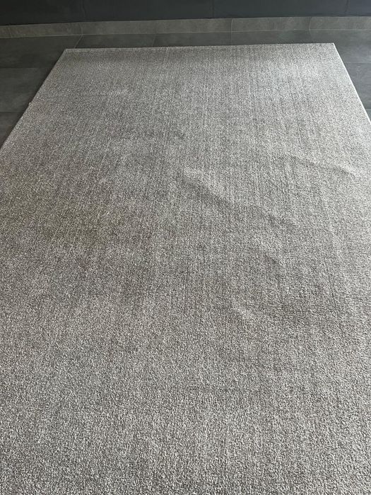 Carpetes com pouco uso tons de cinza.