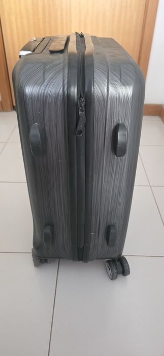 Forte mala de viagem cabine de avião