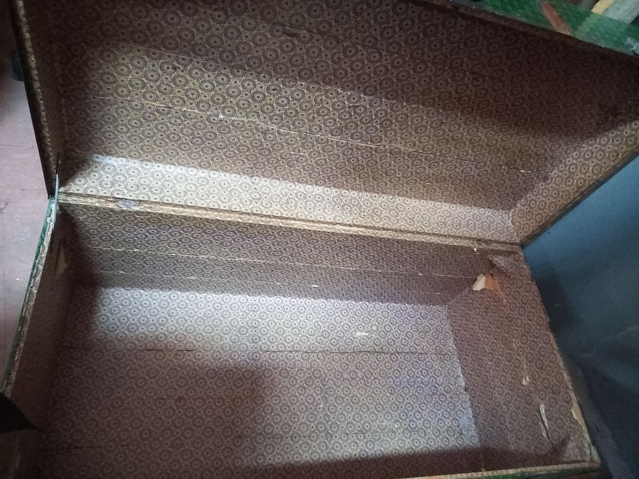 Arca muito antiga de latão e madeira com uma pega de cada lado