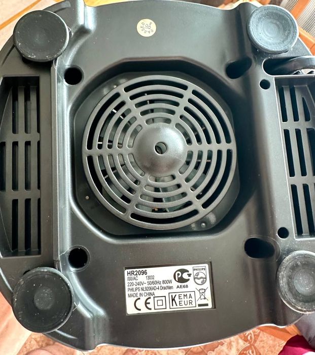 Зламаний блендер Philips.