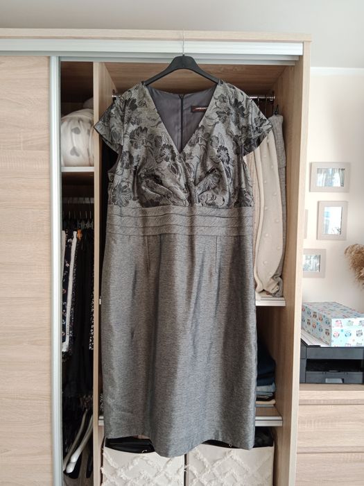 Elegancka srebrna sukienka damska w kwiaty z dekoltem xxl
