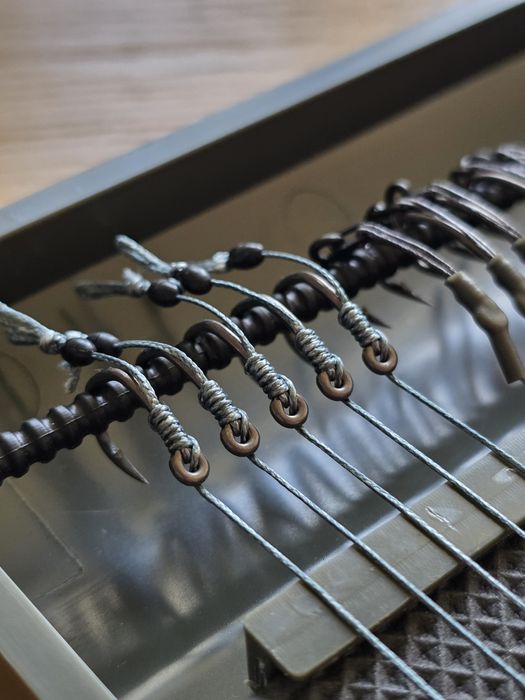 Zestaw 15 przyponów karpiowych #6 w Piórniku Tackle box